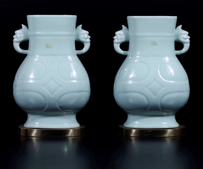 Coppia di vasi in porcellana celadon con decoro d'ispirazione arcaica e anse con testa di draghetto, Cina, XX secolo  - Asta Arte Orientale - Cambi Casa d'Aste