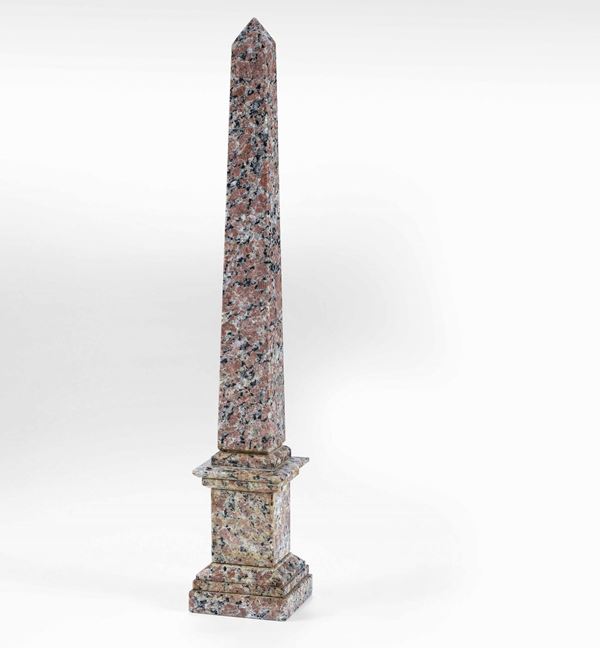 Obelisco in granito Assuan, XX secolo