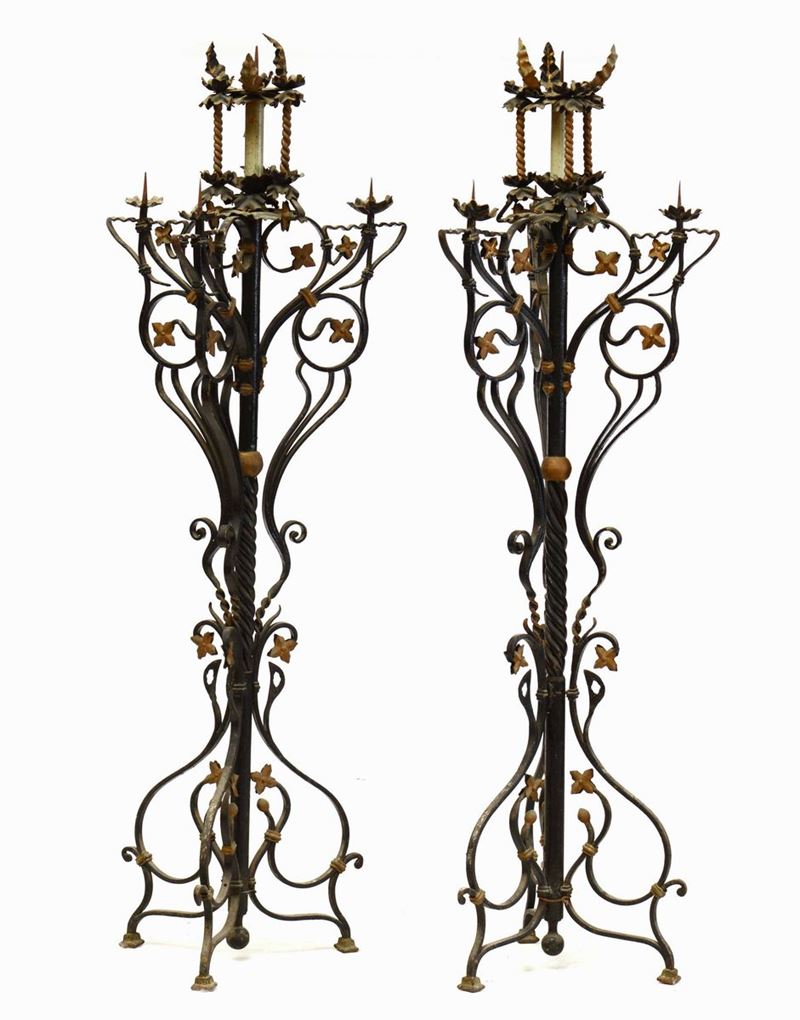 Coppia di candelabri a 4 luci in ferro battuto, XVIII secolo  - Asta Antiquariato | Cambi Time - Cambi Casa d'Aste
