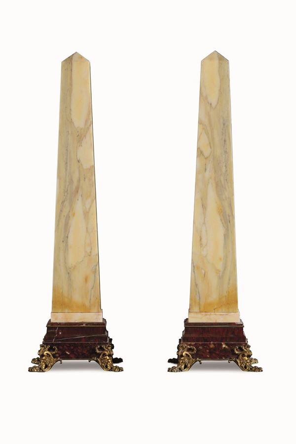 Coppia di obelischi Marmo giallo, rouge griotte e bronzo fuso e dorato Francia (?) XIX secolo
