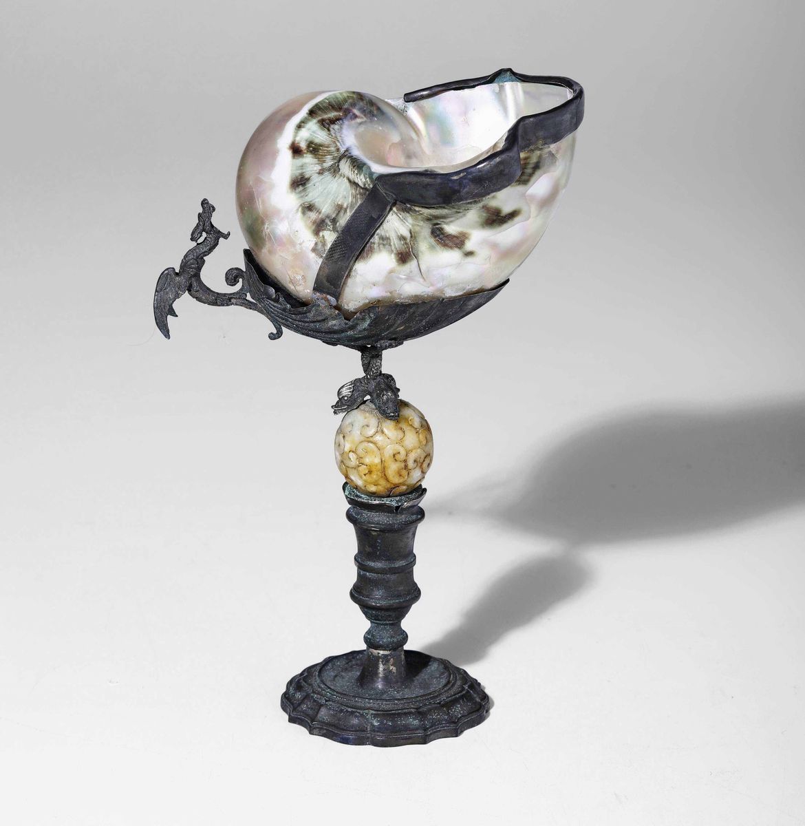 Nautilus in argento e pietre dure