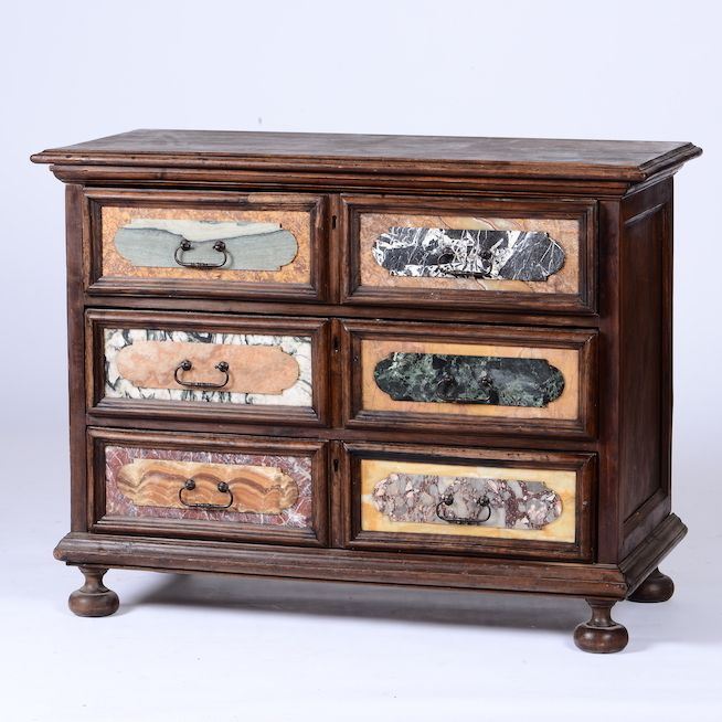 Cassettone a tre cassetti con applicazioni in marmo, XIX-XX secolo  - Auction Furnishings from Italian Villas | Cambi Time - Cambi Casa d'Aste