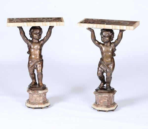 Coppia di consolle con putti in bronzo e base e piano in marmo