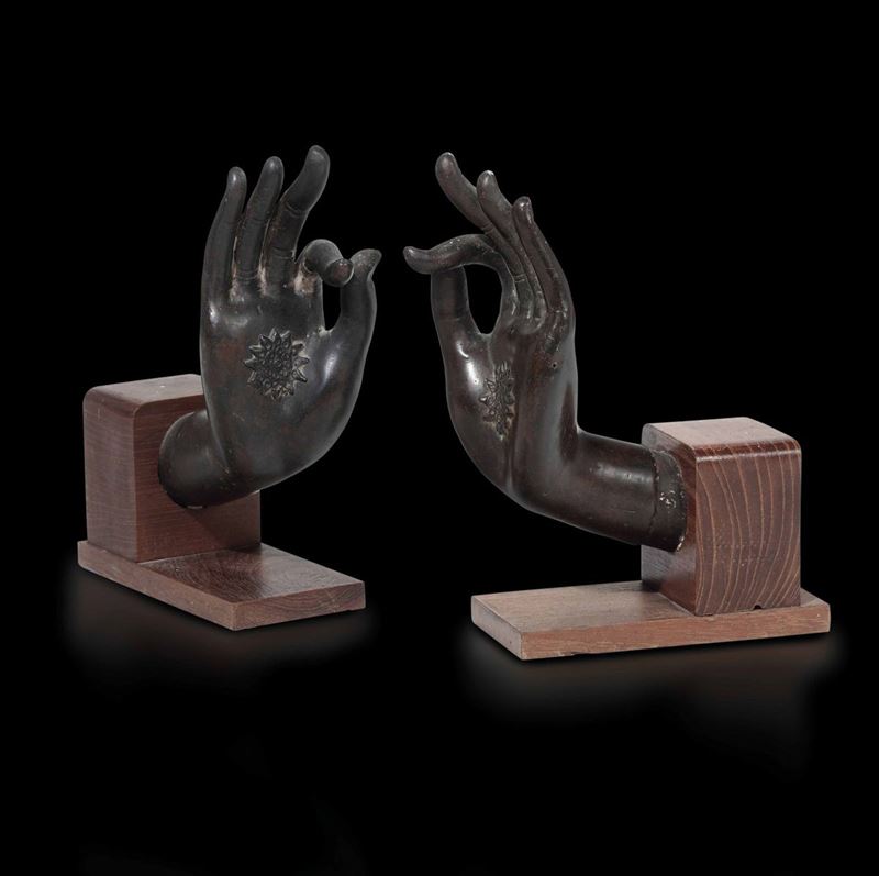 Two bronze hands, Thailand, Ayutthaya, 1600s  - Auction Fine Chinese Works of Art - Cambi Casa d'Aste
