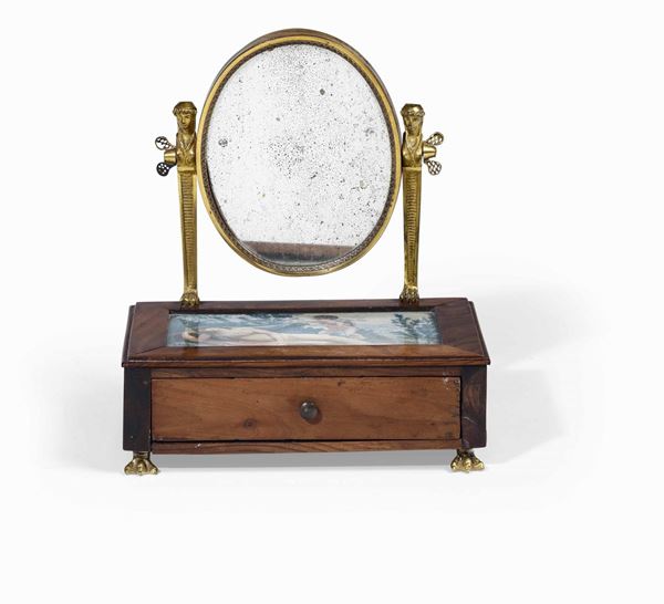 Piccola scatola in legno con specchietto in bronzo dorato e cesellato. XIX-XX secolo
