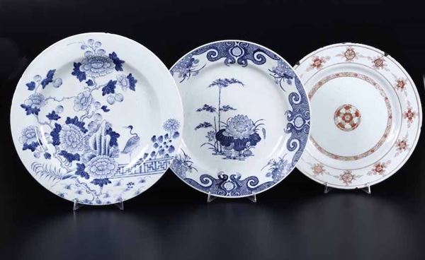 Tre piatti diversi in porcellana bianca e blu e Compagnia delle Indie con decori floreali e naturalistici, Cina, Dinastia Qing, epoca Qianlong (1736-1796)