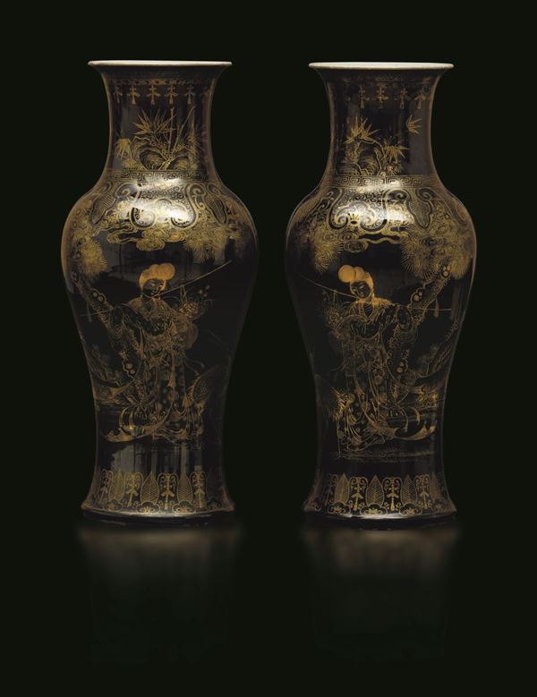 Coppia di vasi in porcellana con scene naturalistiche lumeggiate in oro su fondo nero, Cina, Dinastia Qing, XIX secolo
