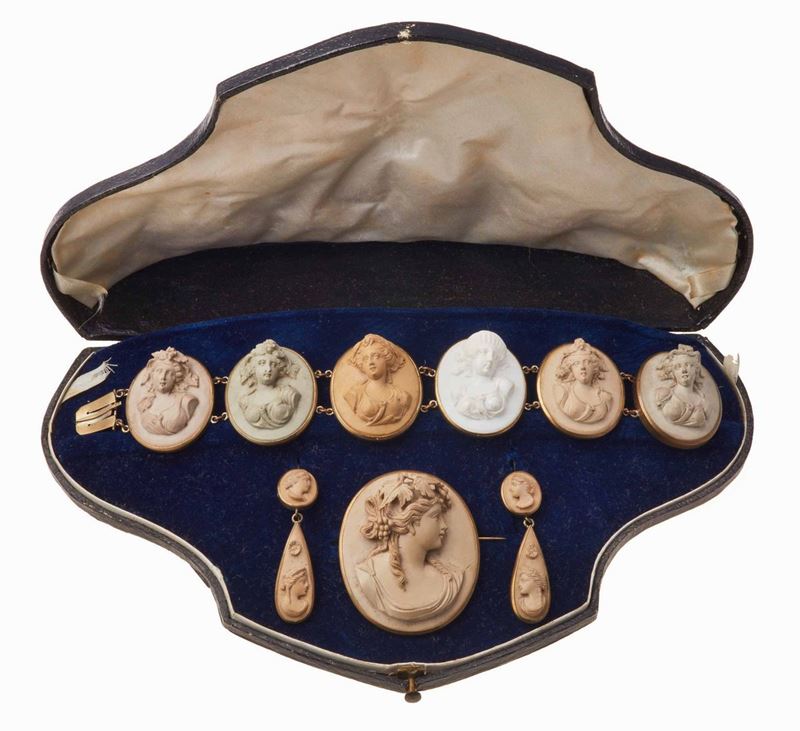Parure composta da bracciale, orecchini e spilla con cammei in pietra lavica  - Auction Jewels | Timed Auction - Cambi Casa d'Aste