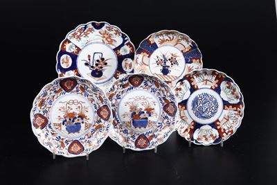 Cinque Piatti Diversi in Porcellana Imari con Decori Floreali e Naturalistici, Cina, XIX Secolo