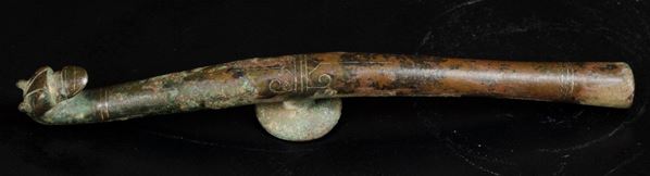 Fibbia in bronzo con intarsi in argento e dettaglio a foggia di draghetto, Cina, Dinastia Wei (386-534)