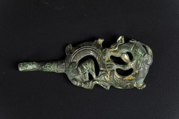 Rara fibbia in bronzo con tracce di doratura a foggia di drago, Cina, Dinastia Shang (1750-1028 a.C.)