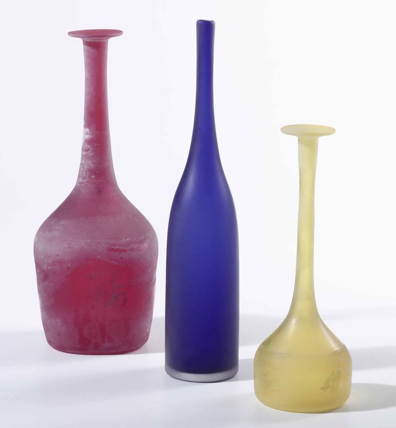 Tris di bottiglie in vetro colorato Murano Cenedese  - Asta Asta a Tempo | Antiquariato Ottobre - Cambi Casa d'Aste