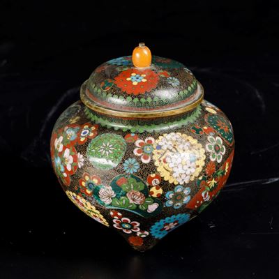 Piccolo Vaso con Coperchio a Smalto con Decori Floreali e Presa in Pietra Dura, Giappone, Periodo...