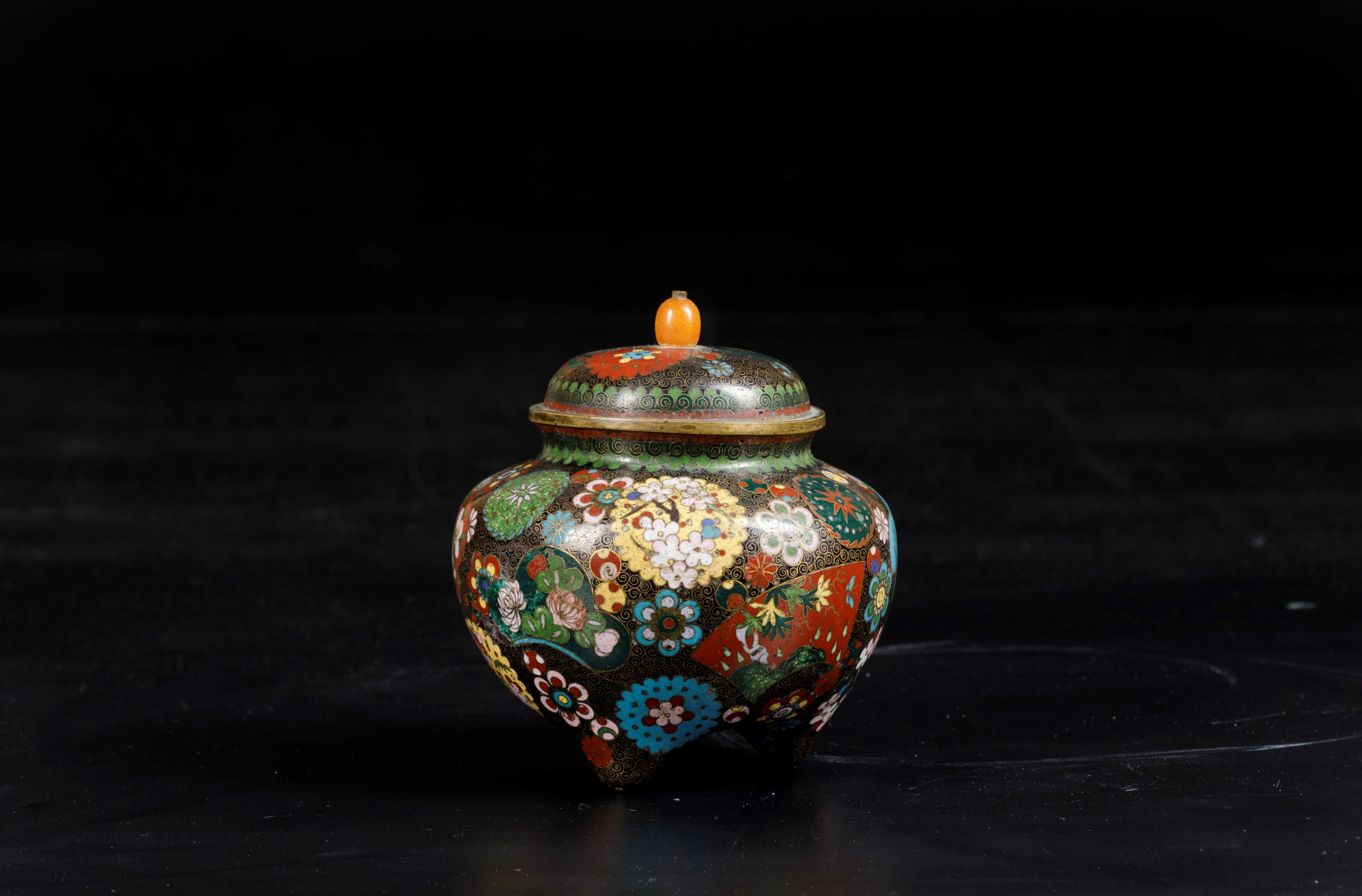 Piccolo Vaso con Coperchio a Smalto con Decori Floreali e Presa in Pietra Dura, Giappone, Periodo...