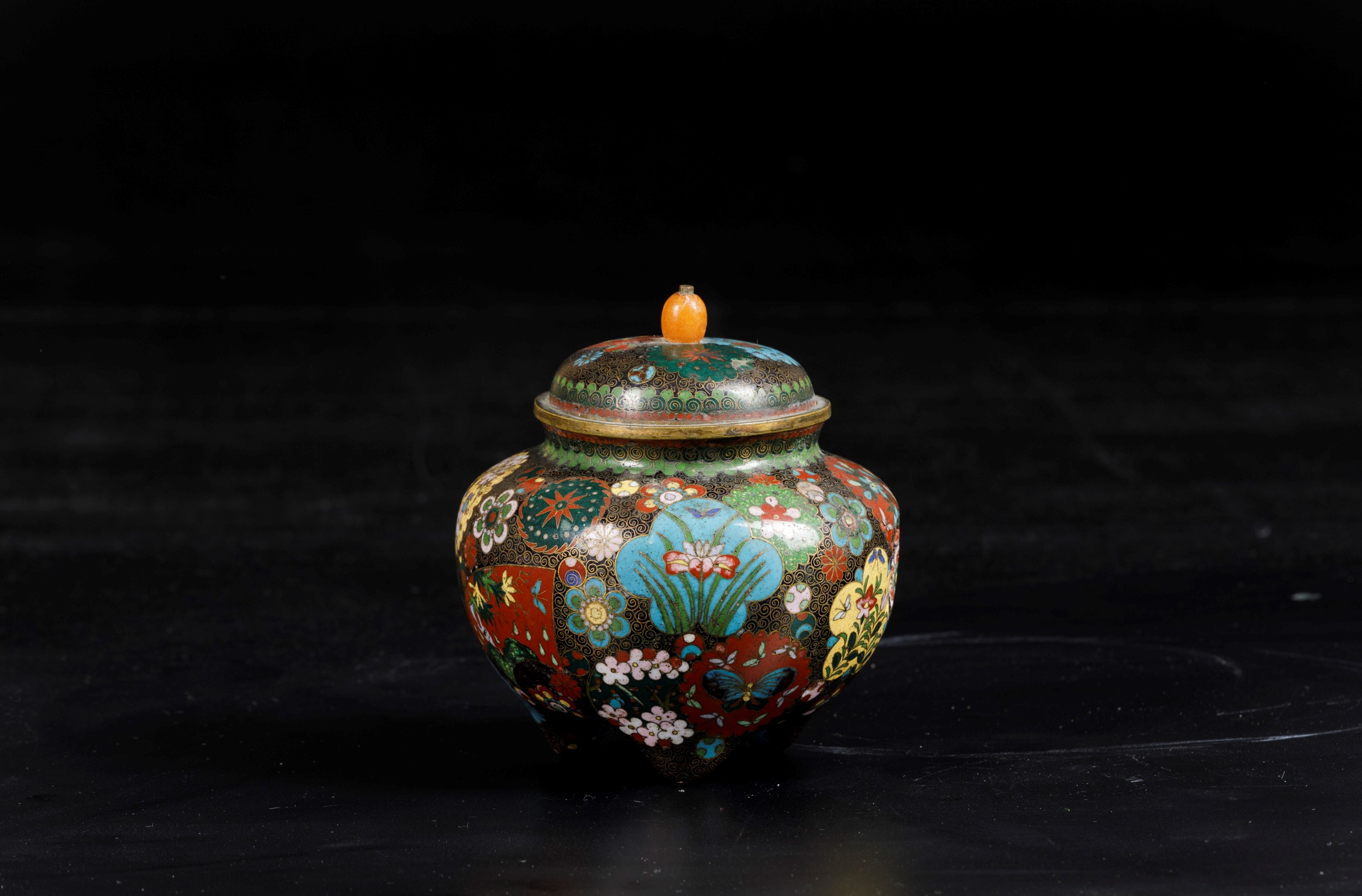 Piccolo Vaso con Coperchio a Smalto con Decori Floreali e Presa in Pietra Dura, Giappone, Periodo...