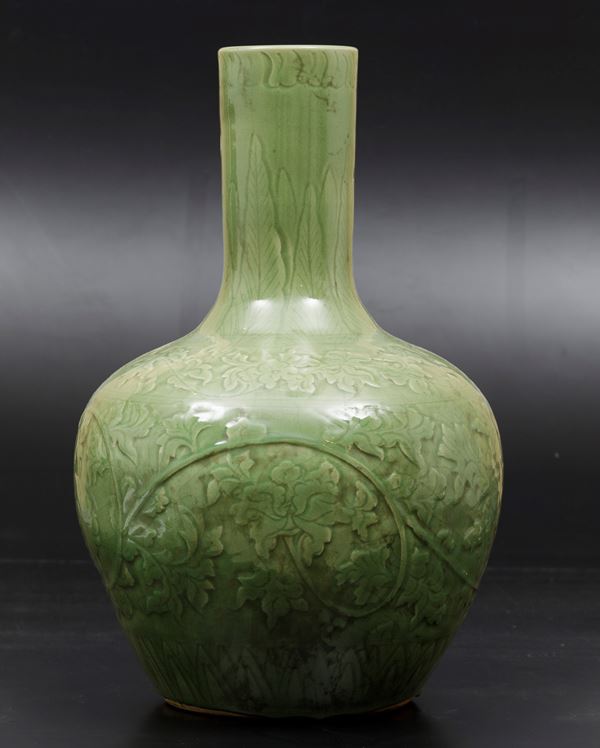 Vaso Tianqiuping in porcellana Celadon con decori a racemi vegetali, Cina, Dinastia Qing, XIX secolo