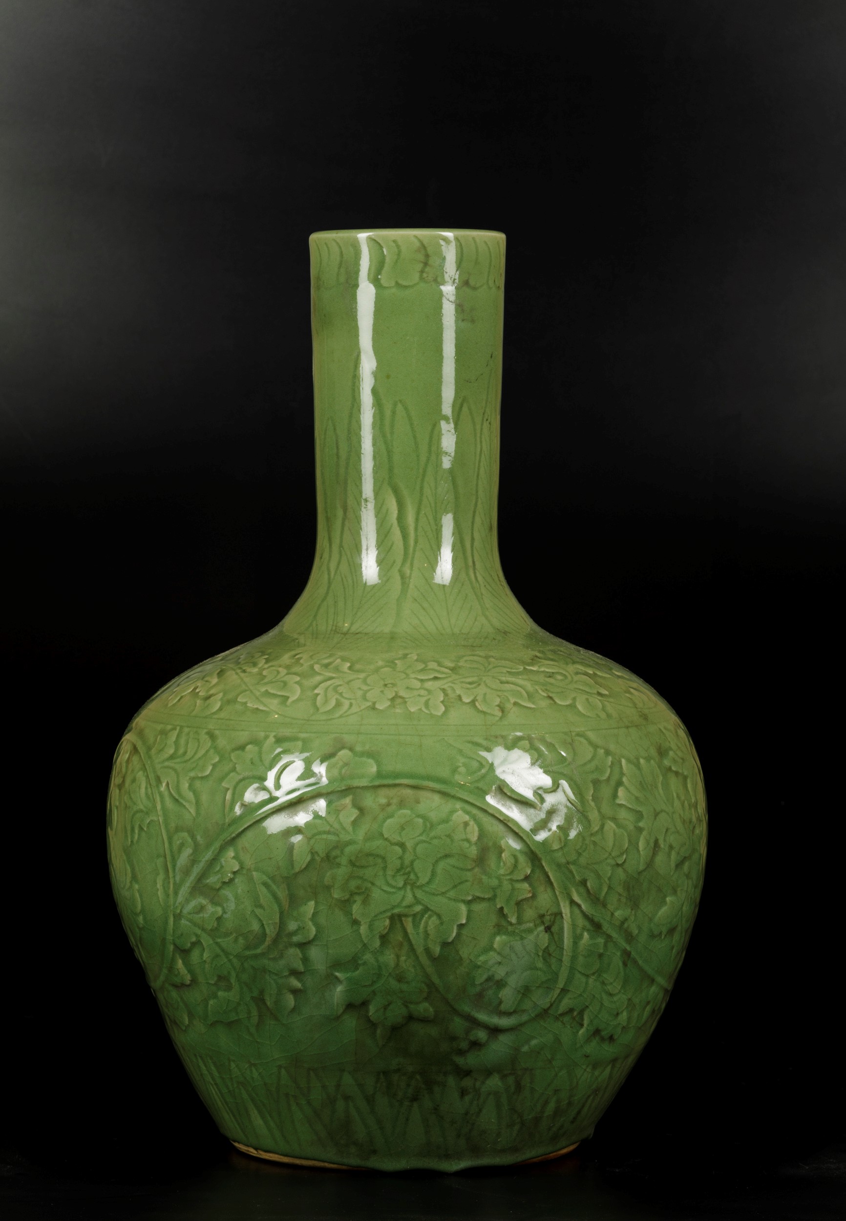 Cina (Dinastia Qing), Vaso Tianqiuping in porcellana celadon con decori a racemi vegetali, XIX se...