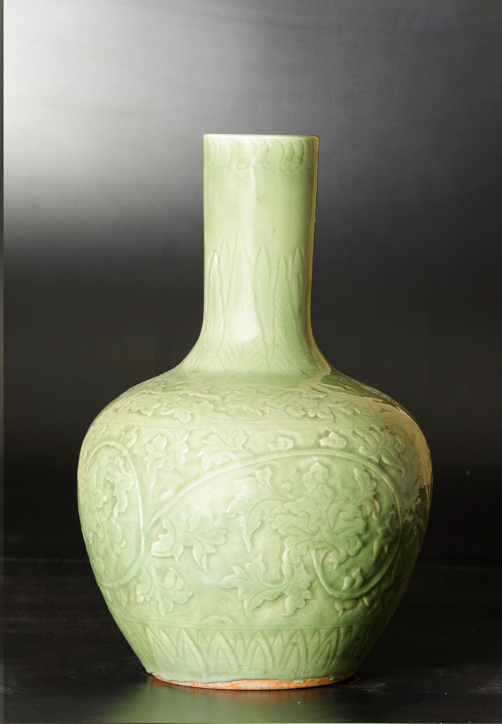 Cina (Dinastia Qing), Vaso Tianqiuping in porcellana celadon con decori a racemi vegetali, XIX se...
