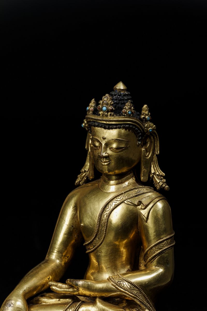 Importante Figura di Buddha Sakyamuni Incoronato Seduto su Doppio Fiore di Loto con Tracce di Pol...