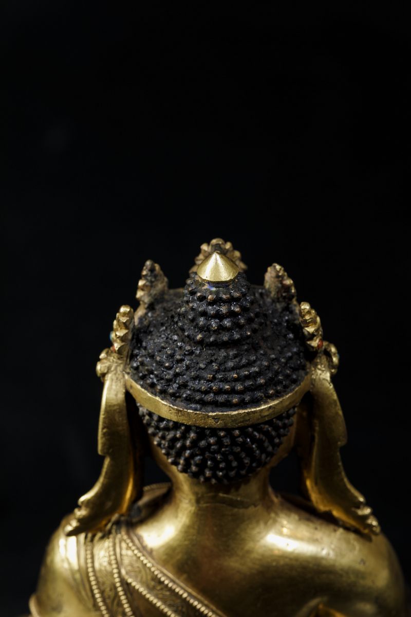 Importante Figura di Buddha Sakyamuni Incoronato Seduto su Doppio Fiore di Loto con Tracce di Pol...