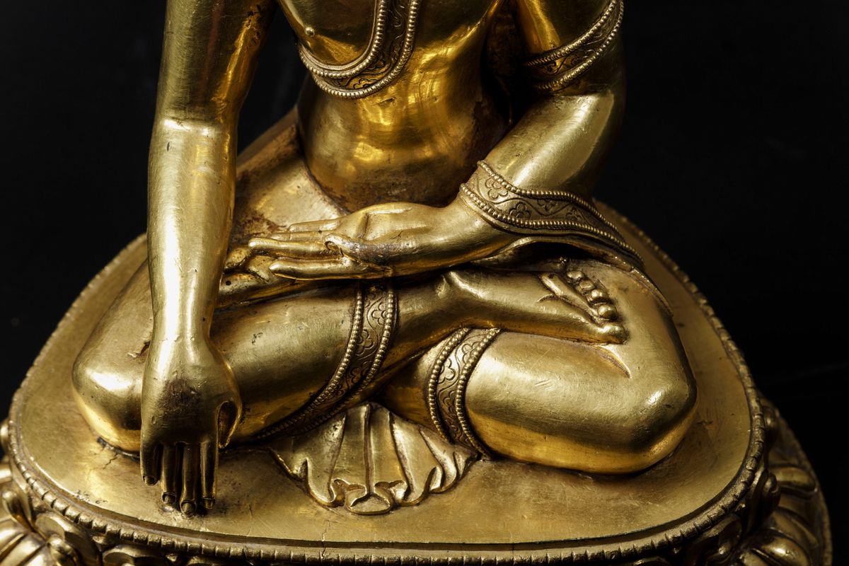 Importante Figura di Buddha Sakyamuni Incoronato Seduto su Doppio Fiore di Loto con Tracce di Pol...