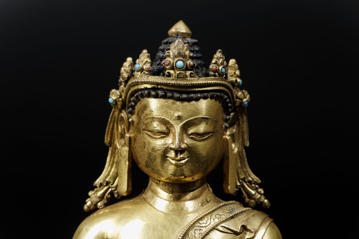 Importante Figura di Buddha Sakyamuni Incoronato Seduto su Doppio Fiore di Loto con Tracce di Pol...