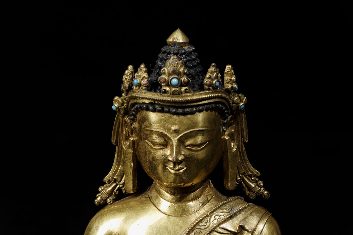 Importante Figura di Buddha Sakyamuni Incoronato Seduto su Doppio Fiore di Loto con Tracce di Pol...