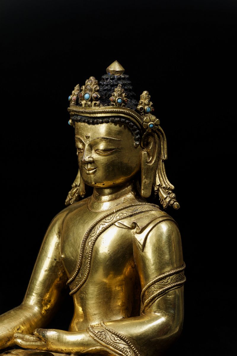 Importante Figura di Buddha Sakyamuni Incoronato Seduto su Doppio Fiore di Loto con Tracce di Pol...