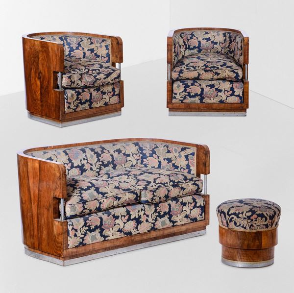 Salotto composto da divano, due poltrone e pouf con struttura in legno, radica e particolari in metallo nichelato. Rivestimento in tessuto.