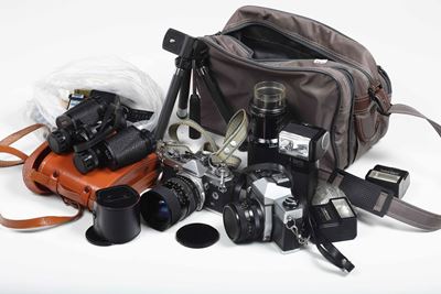 Lotto di due macchine fotografiche e un binocolo