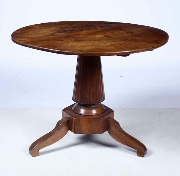 Tavolo circolare in legno intagliato, XIX secolo