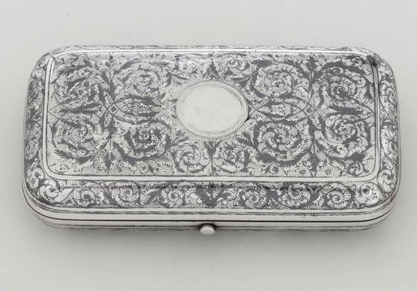 Portasigarette in argento fuso, sbalzato e niellato. Argentiere Ivan Futikin Mosca 1872