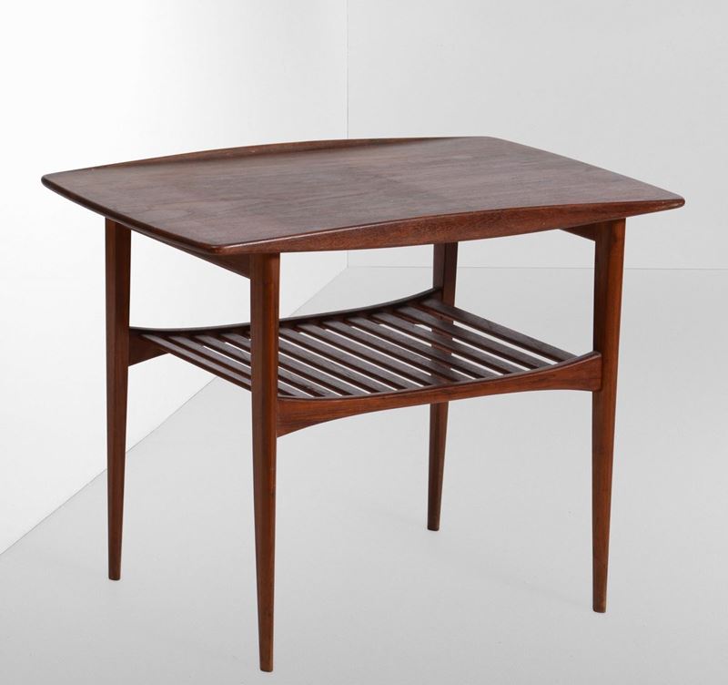 Tavolo d'appoggio con struttura in legno e piano portariviste in legno a listelli.  - Auction Design Lab - Cambi Casa d'Aste