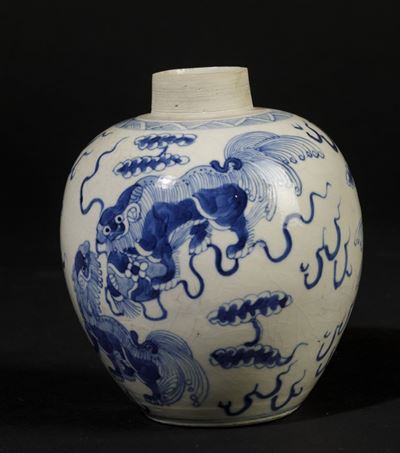 Jinger Jar in Porcellana Bianca e Blu con Cani di Pho, Cina, Dinastia Qing, Epoca Kangxi (1662-17...