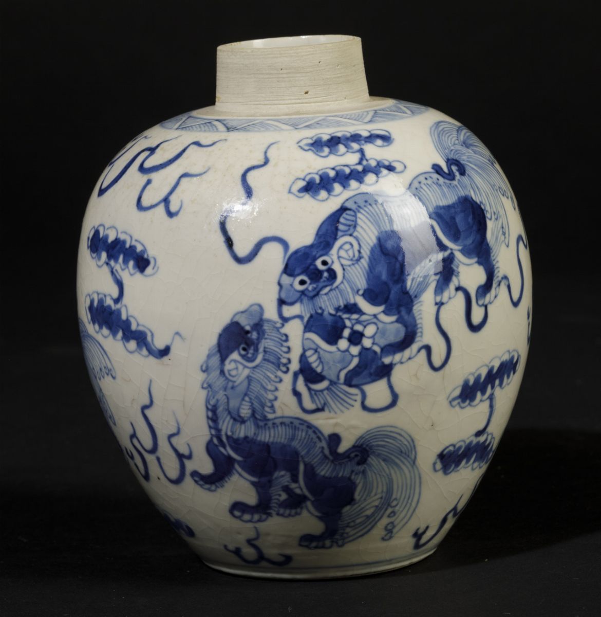 Jinger Jar in Porcellana Bianca e Blu con Cani di Pho, Cina, Dinastia Qing, Epoca Kangxi (1662-17...