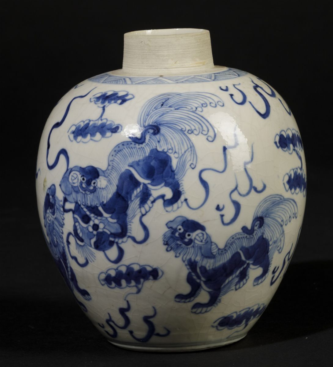 Jinger Jar in Porcellana Bianca e Blu con Cani di Pho, Cina, Dinastia Qing, Epoca Kangxi (1662-17...