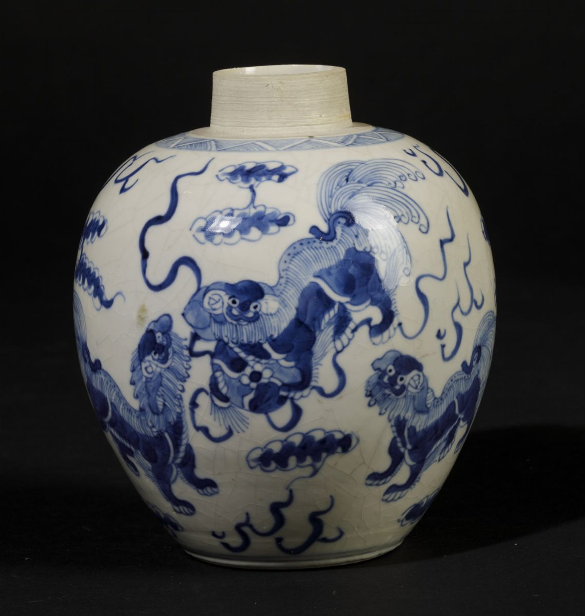 Jinger Jar in Porcellana Bianca e Blu con Cani di Pho, Cina, Dinastia Qing, Epoca Kangxi (1662-17...