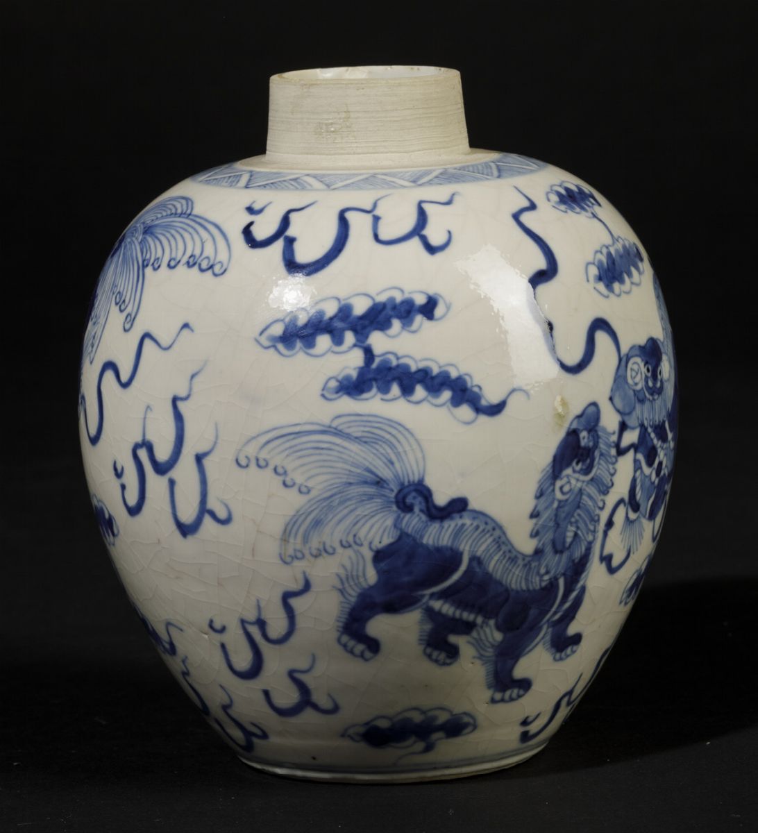 Jinger Jar in Porcellana Bianca e Blu con Cani di Pho, Cina, Dinastia Qing, Epoca Kangxi (1662-17...