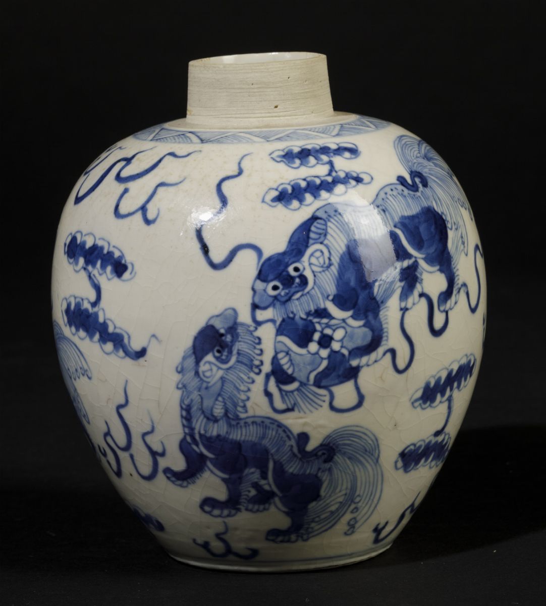 Jinger Jar in Porcellana Bianca e Blu con Cani di Pho, Cina, Dinastia Qing, Epoca Kangxi (1662-17...