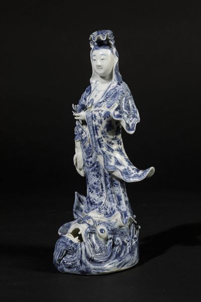 Figura di Guanyin Stante su Pesce in Porcellana Bianca e Blu, Giappone, Periodo Meiji (1868-1912)