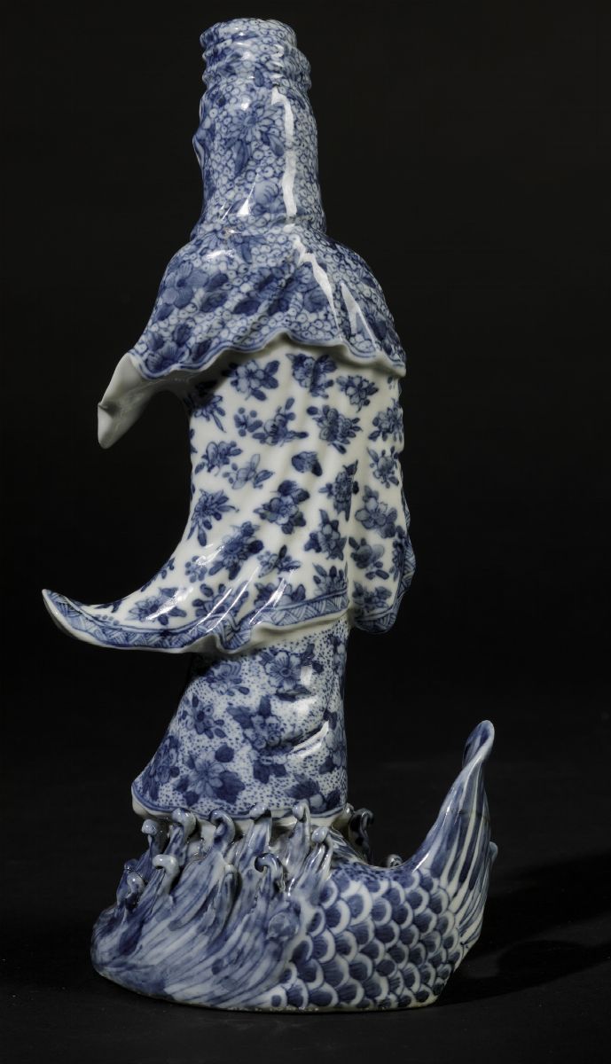 Figura di Guanyin Stante su Pesce in Porcellana Bianca e Blu, Giappone, Periodo Meiji (1868-1912)