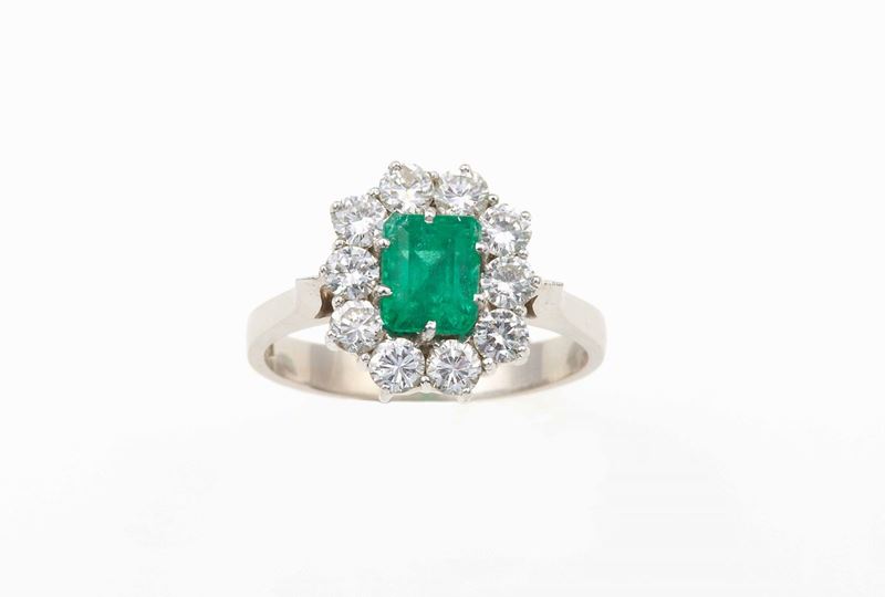 Anello con smeraldo Colombia e diamanti a contorno  - Asta Gioielli | Cambi Time - I - Cambi Casa d'Aste