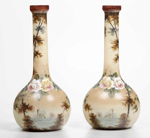 Coppia di vasi in porcellana dipinta, XX secolo