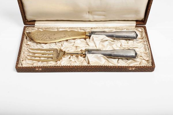 Forchetta e coltello da portata con manici in argento. Italia XX secolo