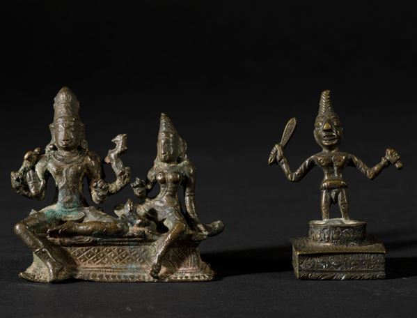 Lotto composto da due sculture in bronzo raffiguranti divinità e guerriero, India, XVII secolo