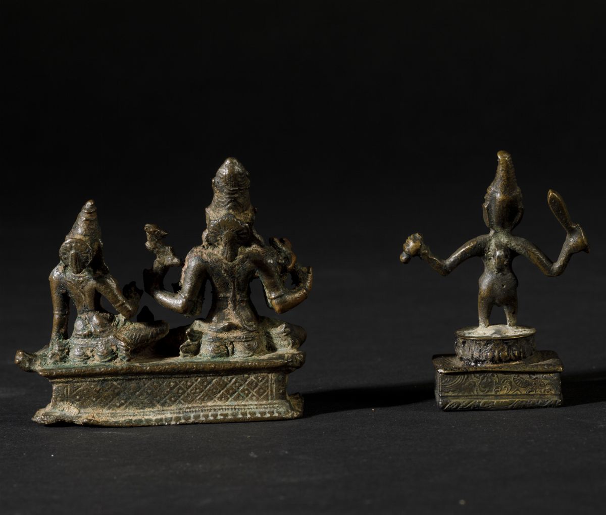 Lotto Composto da Due Sculture in Bronzo Raffiguranti Divinità e Guerriero, India, XVII Secolo