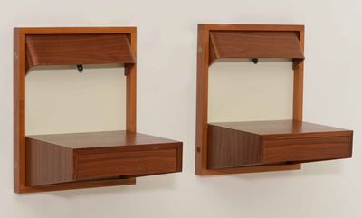 Coppia di Comodini a Parete con Struttura in Legno e Sistema di Illuminazione Integrato.