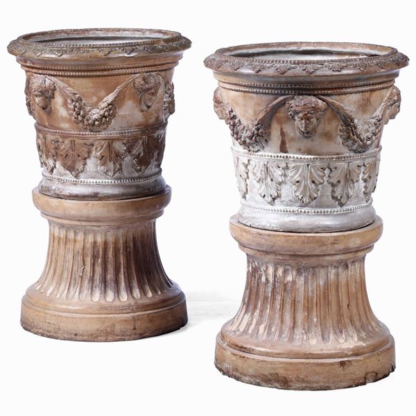 Coppia di grandi fioriere in terracotta, XX secolo
