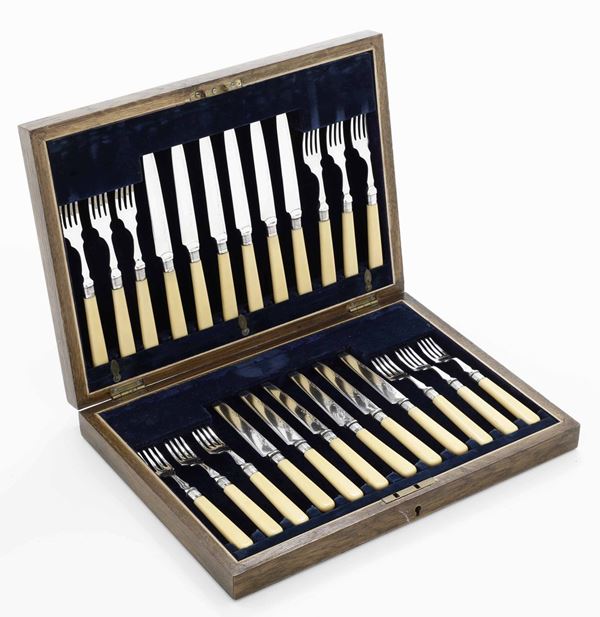 Set di posate in metallo argentato e manici in avorio composto da dodici forchette e dodici coltelli. Inghilterra inizi XX secolo