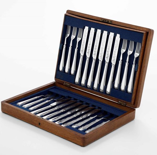 Set di posate in metallo argentato composto da dodici forchette e dodici coltelli. Manifattura del XX secolo